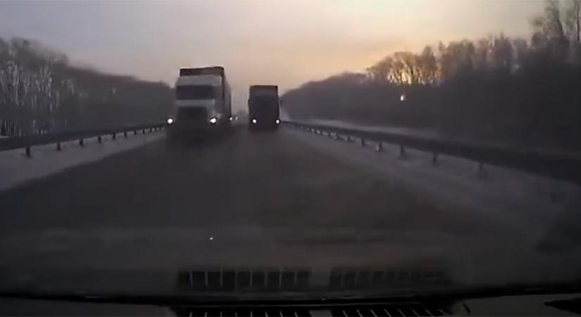 Békésen autózott, aztán szemből megjelent két kamion, elképesztő módon élte túl - videó