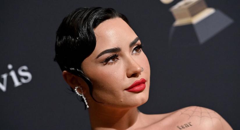 Demi Lovato lángvörös ruhakölteményben lopta el a showt