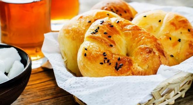 Egy bazi jó görög: fetás-olívás csavart zsemle