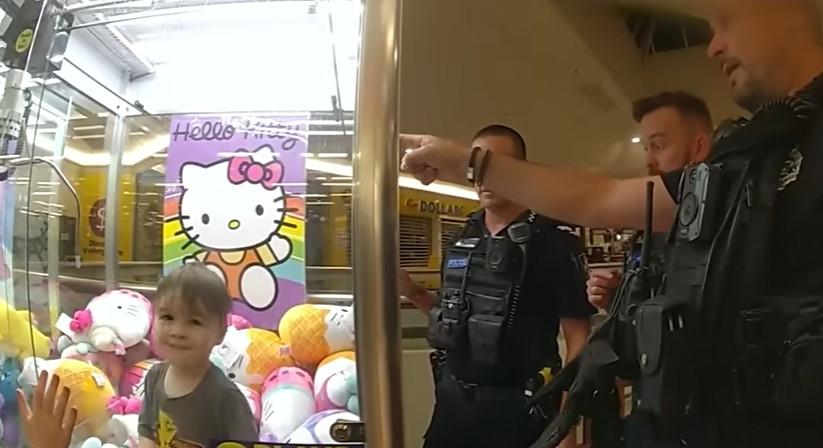 Játékgépbe szorult egy ausztrál kisgyerek, rendőrök törték be az üveget - videó