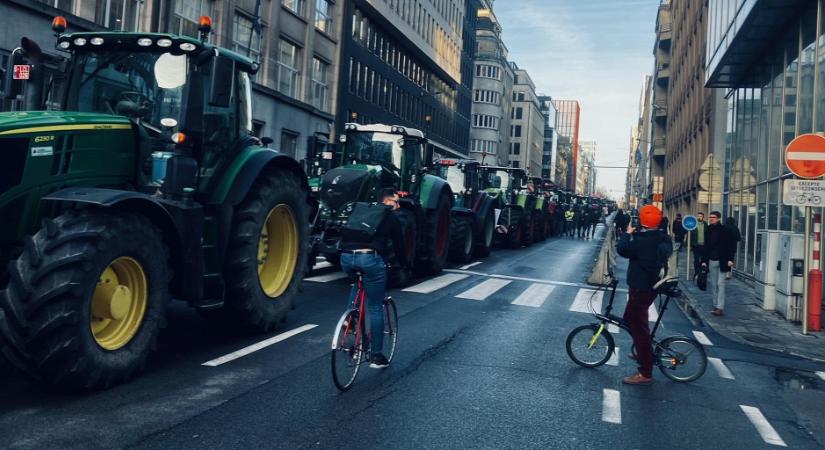 Elkeseredett gazdák tüntetnek Brüsszelben, bármikor megindulhat ellenük a rendőrroham - videók