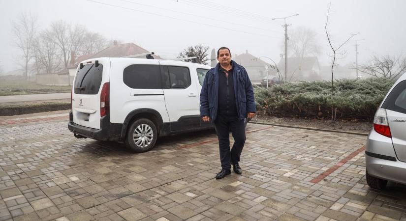 Térkővel borították a községháza előtti parkolót Tiszaburán
