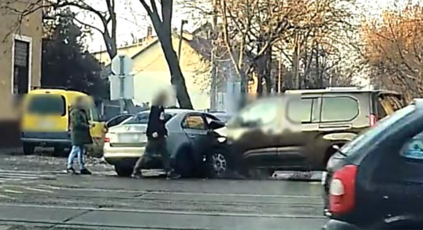 Át akart surranni a kereszteződésen a skodás, négy autó tört össze miatta Budapesten - videó