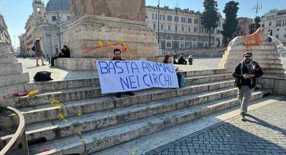 Állatvédő tüntetők festéket öntöttek a római Popolo-tér szökőkútjára