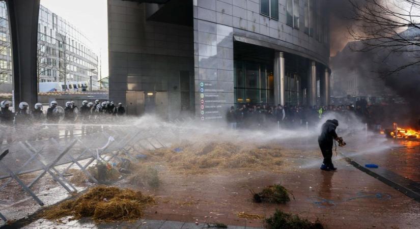 Elszabadult a pokol Brüsszelben: egyre erőszakosabban lépnek fel a rendőrök a tüntető gazdákkal szemben - videók