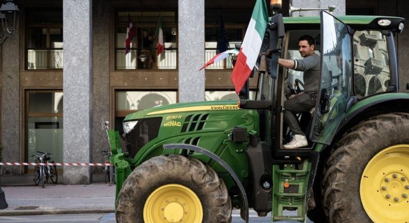 Traktorral tartanak Milánó felé az olasz gazdák
