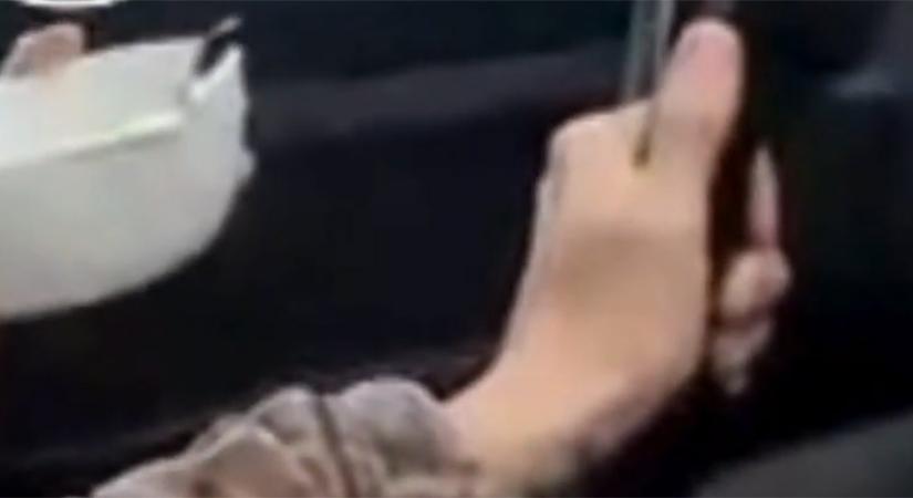 Az anyósülésen ülő barátja fogta helyette a kormányt, míg ő tányérból eszegetett Borsodban - videó