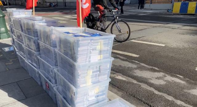 100 ezer kitöltetlen nemzeti konzultációs ívet vittek a kormány brüsszeli villájához