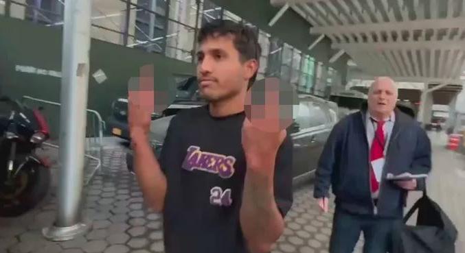 A rendőröket verő migráns így provokálta arcátlanul az amerikaiakat szabadlábra helyezése után - videó
