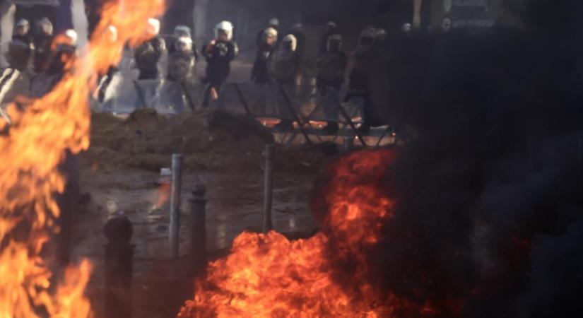 Lángokban áll Brüsszel: a rendőrökkel is összecsaptak a törő-zúzó, gyújtogató gazdák
