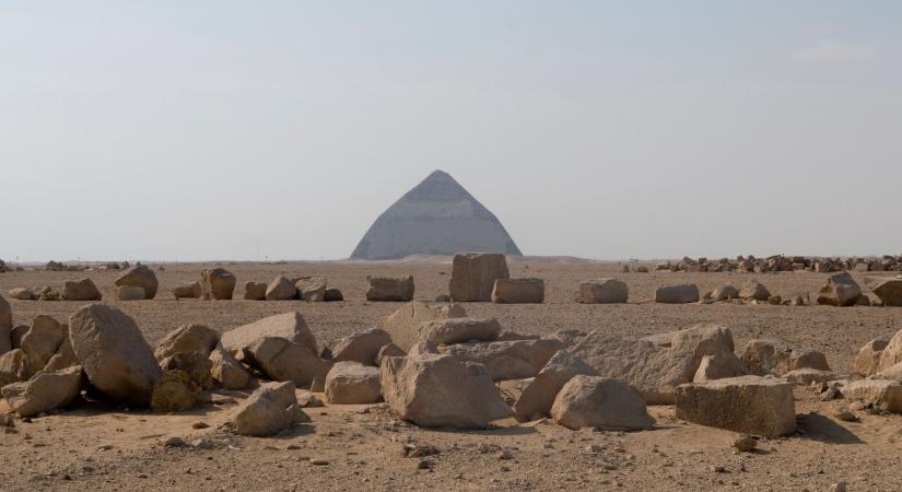 Feltárták az egyiptomi lebegő piramis titkát, a sivatag közepén álló építmény ámulatba ejtette a lakosságot is egykor