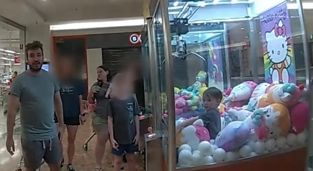 Beszorult a játékautomatába a hároméves kisfiú, szürreális videón a kimentése