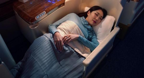 Divat a fedélzeten: különleges alapanyagból készül az Emirates új pihenőöltözete