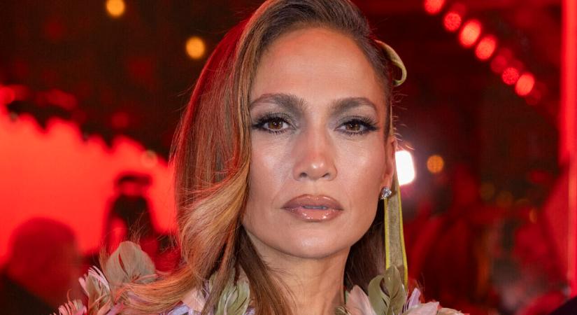 Jennifer Lopez sokat mutató, kivágott pucérruhában énekelt