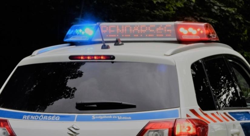Szalagkorlátnak ütközött egy autó Derecske térségében