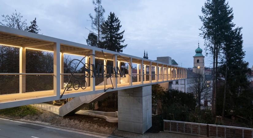 Ez a gyalogoshíd nyerte az idei Cseh Építészeti Díjat
