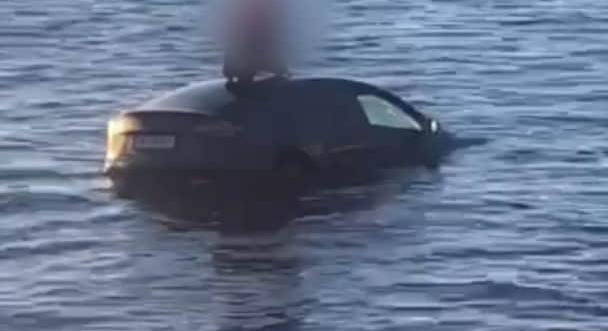 Tengerbe zuhant egy Tesla Norvégiában, a sofőrt szaunázók mentették ki - videó