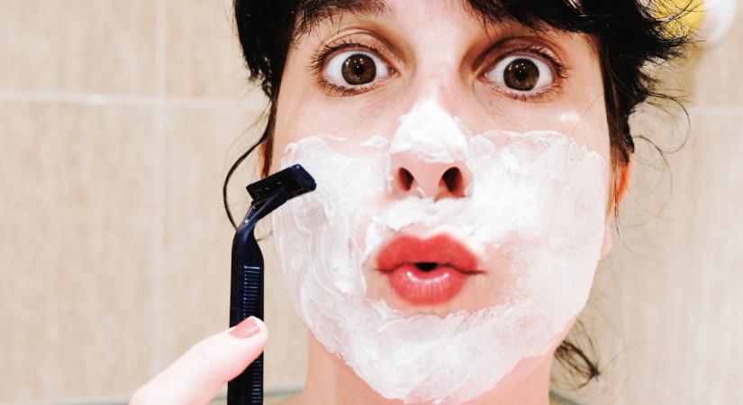 Borotválkozó nők: divat az arcborotválás, de mennyire jó ötlet ez?