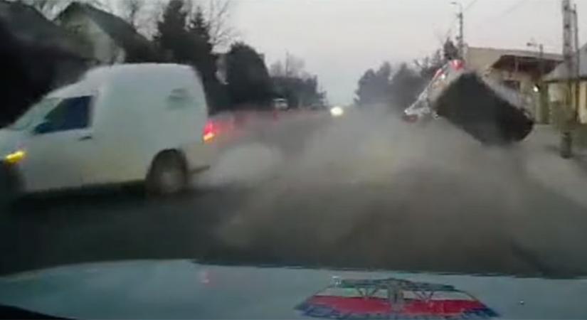 Üldöztek a rendőrök egy autóst, akciófilmbe illő borulással ért véget a hajsza Csóron - videó