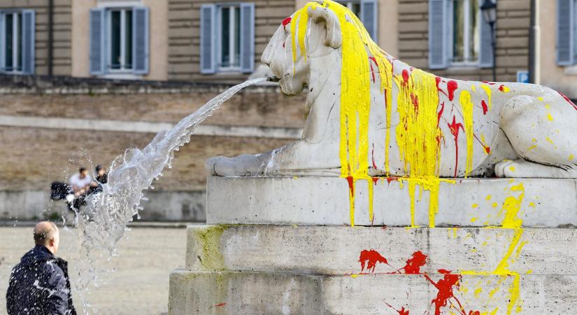 Festéket öntöttek Rómában az oroszlános szökőkút szobraira állatvédő tüntetők