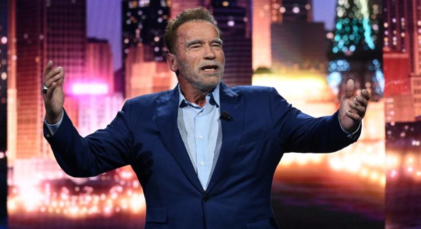 Megdöbbentő: Arnold Schwarzenegger ugyanazzal eteti az unokáit, mint a kutyáit