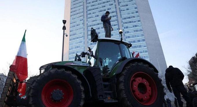 Óriási a felháborodás, traktorjaikkal zárták le a belga-holland határt a tüntető gazdák