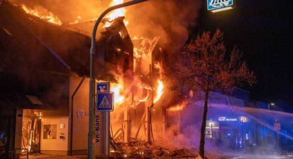 Felrobbantottak egy ATM-et Németországban, a bank épülete porig égett
