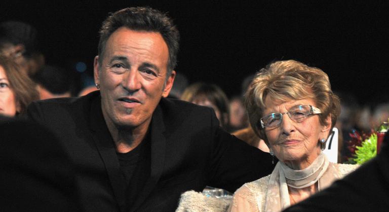 Bruce Springsteen gyászol, meghalt az édesanyja
