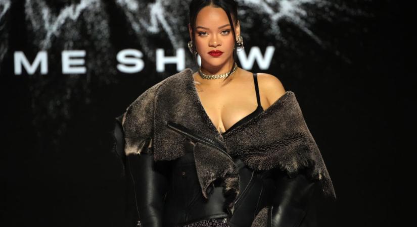 Rihanna rövid szőke hajat és óriás karmokat villantott