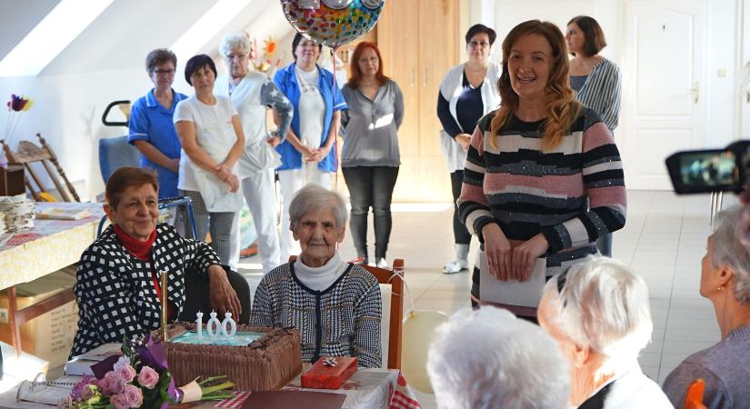 Marika néni 100 éves lett, születésnapi ünnepség a Megbecsülés Idősek Otthonában /képgalériával/