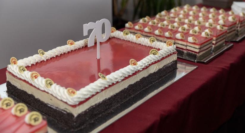 Piros és fekete: a bányászat színei ihlették Oroszlány születésnapi tortáját