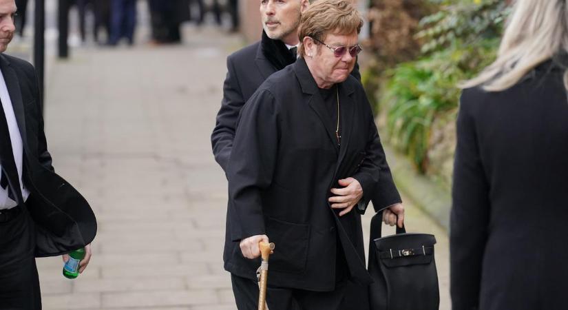 Elton John nagyon megöregedett, botra van szüksége a járáshoz - Megdöbbentő fotók