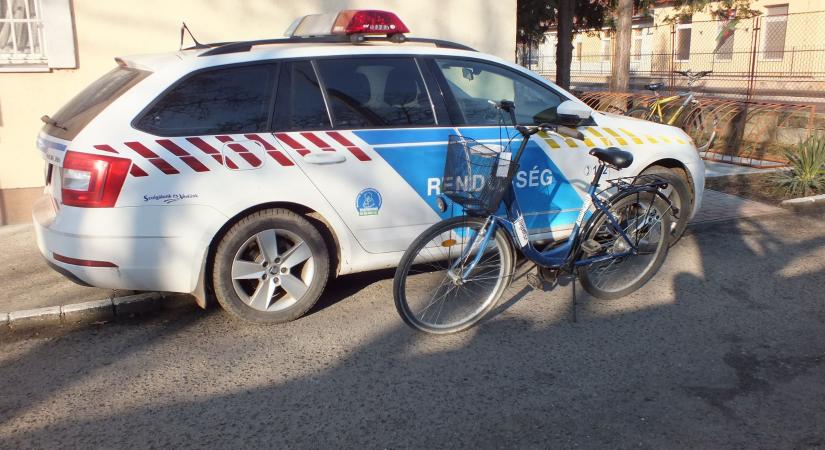 A 76 éves nő biciklijét a 76 éves férfi lopta el a templom elől