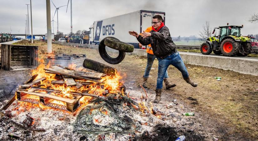 Lezárták a belga-holland határokat a gazdák: raklapokat és autógumikat égetnek a dühös tüntetők – fotók