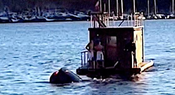 Úszó szaunával mentettek ki két embert, akik Teslával zuhantak egy fjord vizébe