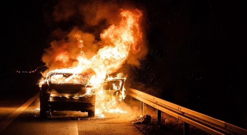 Elhagyatott autó égett porrá Bátonyterenyén