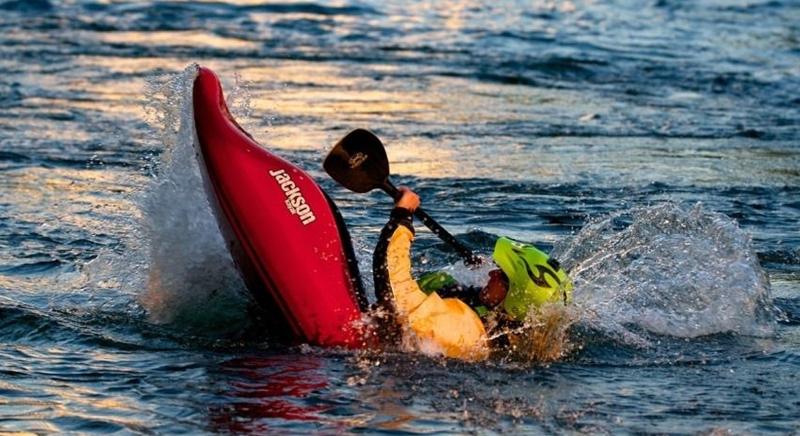 Horgászok mentettek ki egy kajakost az áradó Dunából