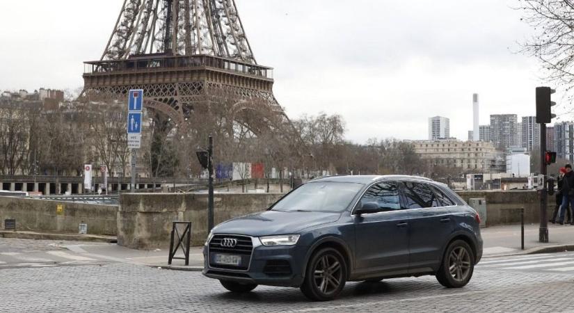 Rettegnek a párizsi terepjárósok: háromszorosára ugorhat a parkolási díjuk