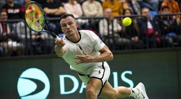 Fucsovics sikerével egyenlítettek a magyarok a Davis Kupa-selejtezőn