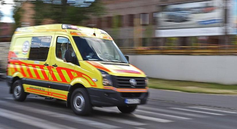 Kórházba szállították a sárkeszi autóbaleset sérültjeit