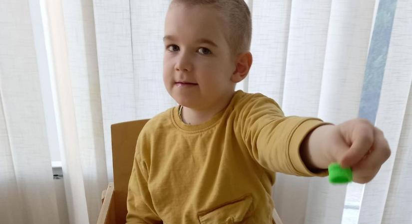"Fel se fogtuk, mi történik" – Agyműtét miatt bénult le a 7 éves Peti