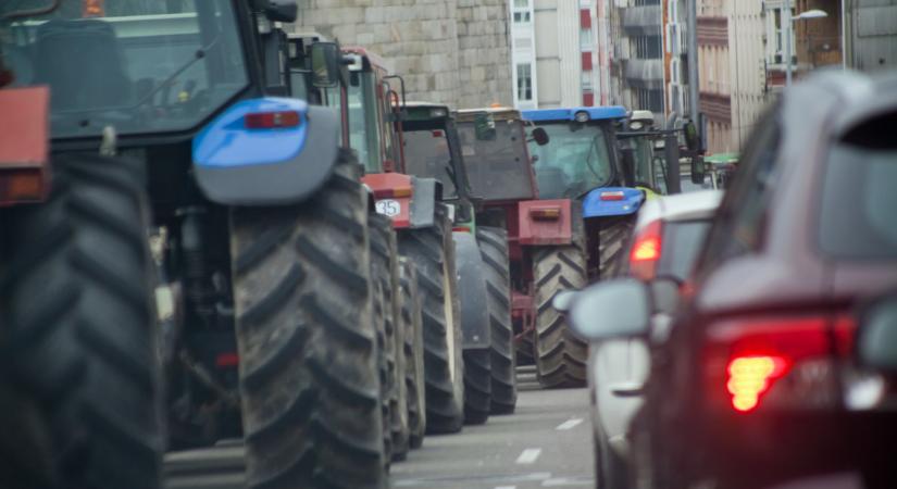 Máltán is elszabadultak az indulatok: traktorokkal vonultak utcára a gazdák