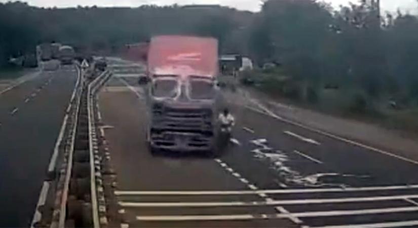 Ment bele a vakvilágba a motoros, a teherautós magát nem kímélve mentette meg az életét - videó