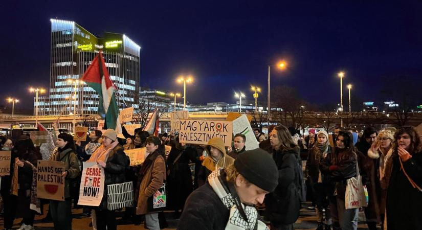 A tiltás ellenére tüntettek Palesztina mellett a Rendőrpalota előtt