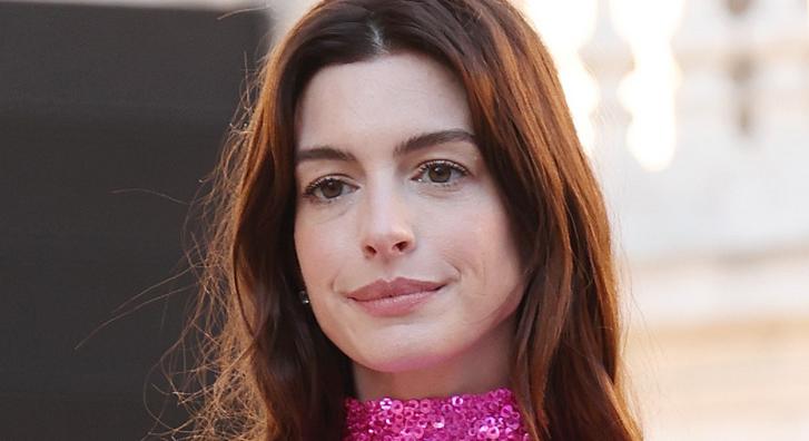 Anne Hathaway-t ízekre szedik egy videó miatt, amin az látható, hogyan bánik rajongóival valójában