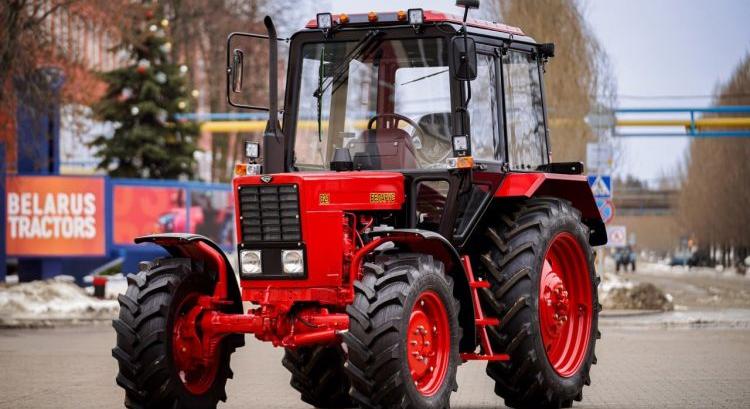 Immár a klasszikus MTZ traktor is felvette az új színt