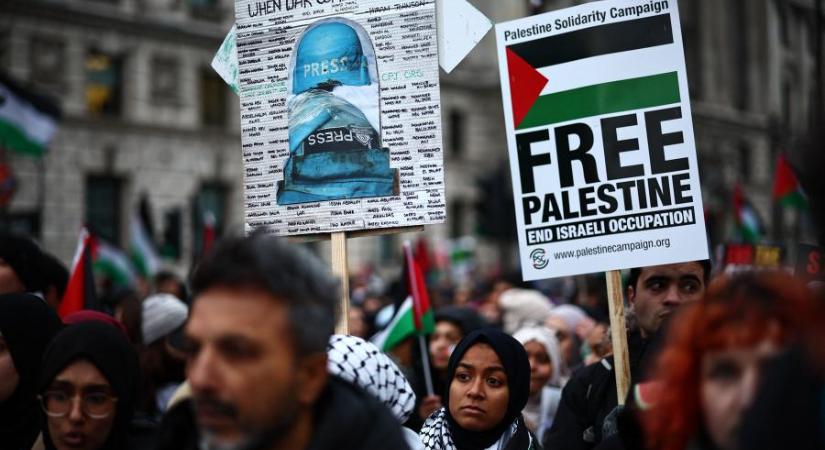 Azt állították, a szólásszabadságért demonstrálnak, végül palesztinpárti tüntetést tartottak a Rendőrpalotánál
