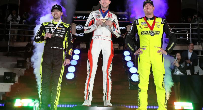 Denny Hamlin már megint legyőzte a kedvenc versenyződet – Ezúttal az eső elől fejvesztve menekülő NASCAR Clashen