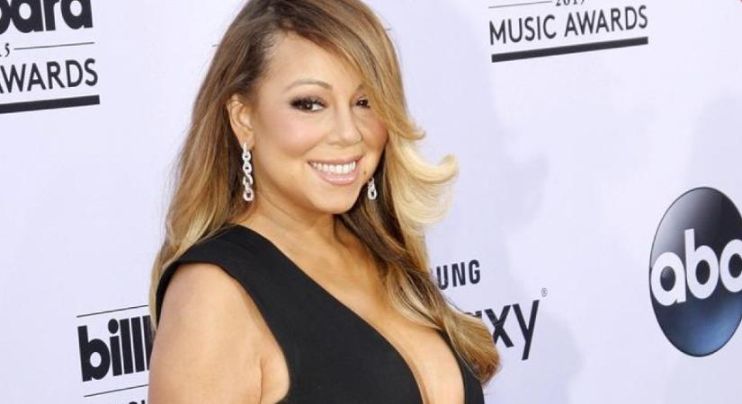 Az 54 éves Mariah Carey merész pucérruhában tündökölt egy zenei díjátadón Los Angelesben