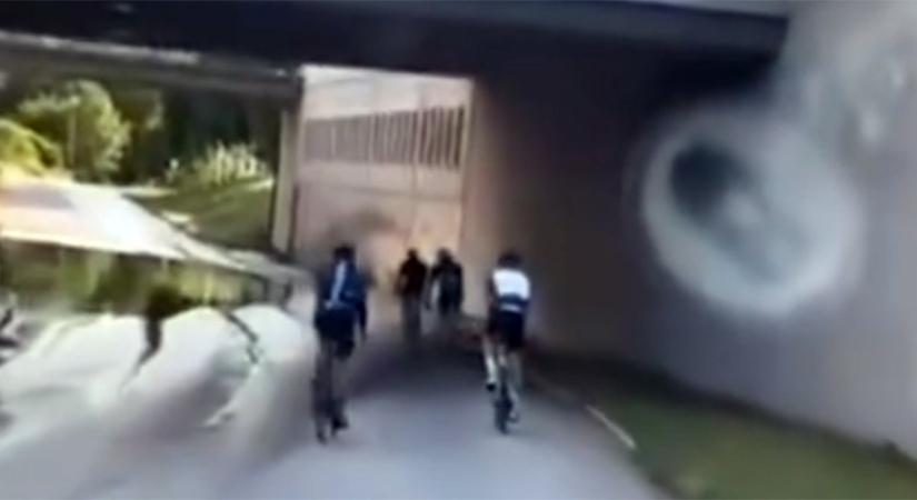 Megvárta, amíg a biciklisek a pocsolyához érnek, aztán volt egy gusztustalan meglepetése - videó